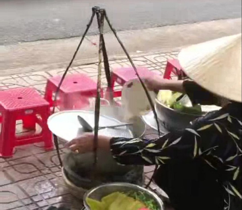 Khó xử lý vụ đổ thức ăn thừa vào nồi nước lèo bán bún-1