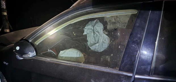 Xe Camry lao vào cổng sắt, 2 người trên xe tử vong-2