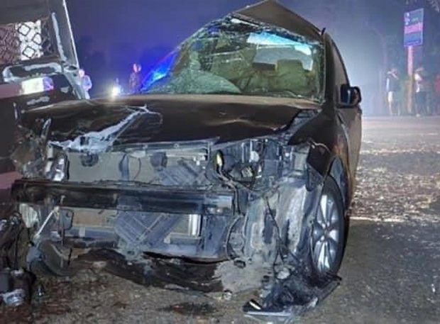 Xe Camry lao vào cổng sắt, 2 người trên xe tử vong-1