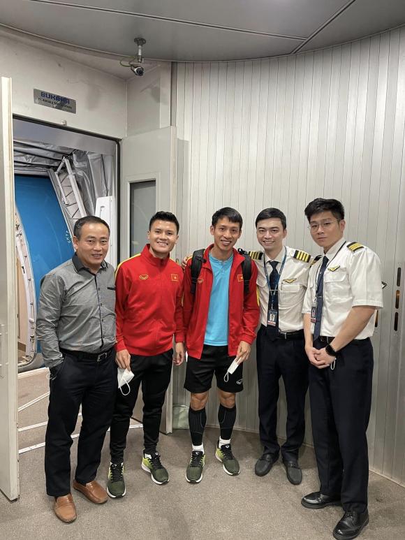 Cơ trưởng Hà Duy - con trai nghệ sĩ Hương Dung đón đội tuyển Việt Nam về nước-1