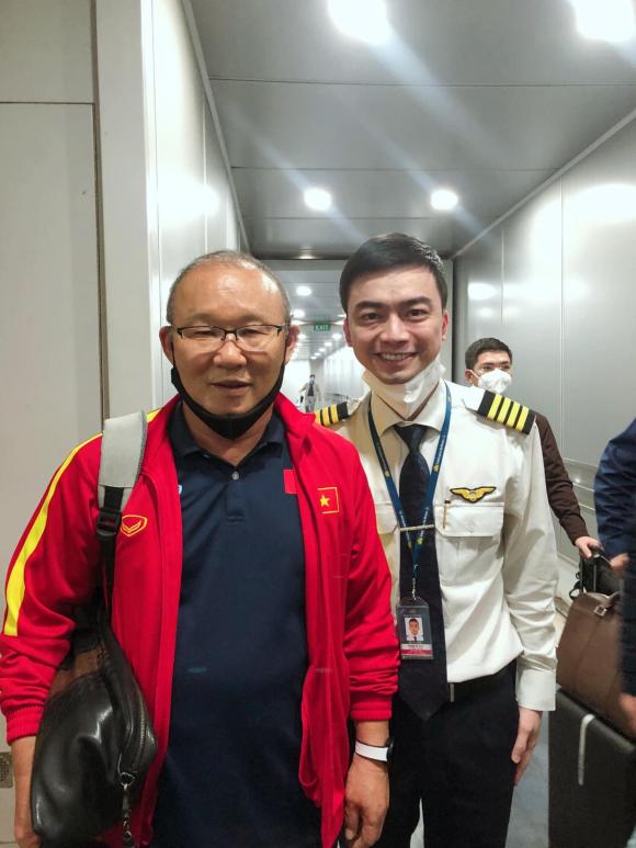 Cơ trưởng Hà Duy - con trai nghệ sĩ Hương Dung đón đội tuyển Việt Nam về nước-3