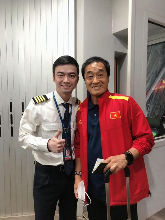 Cơ trưởng Hà Duy - con trai nghệ sĩ Hương Dung đón đội tuyển Việt Nam về nước-4