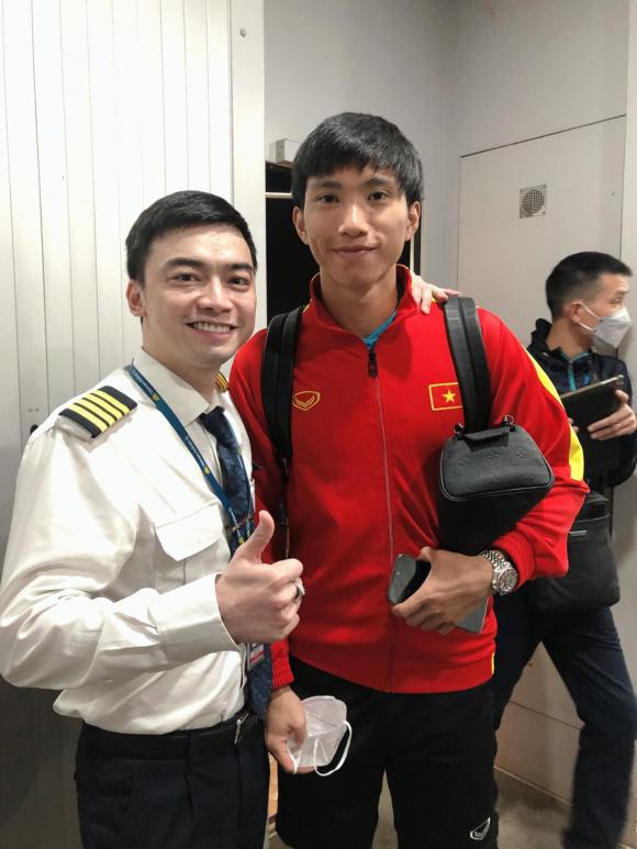Cơ trưởng Hà Duy - con trai nghệ sĩ Hương Dung đón đội tuyển Việt Nam về nước-5