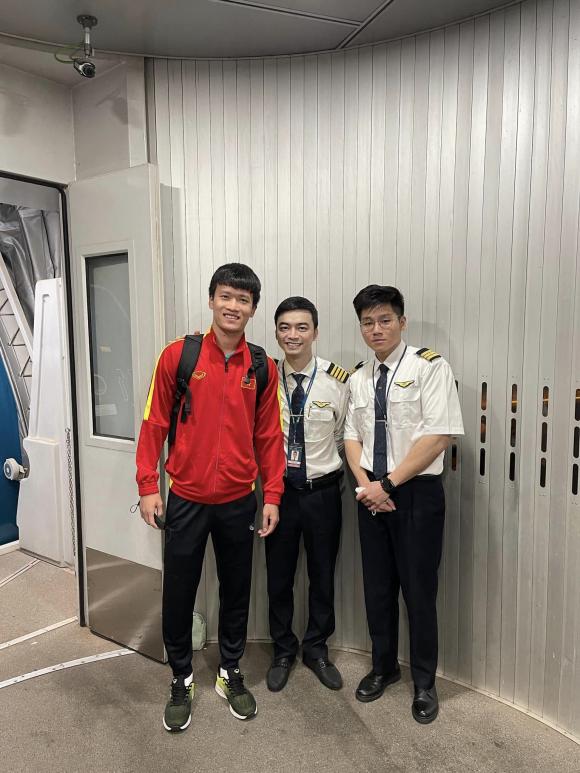 Cơ trưởng Hà Duy - con trai nghệ sĩ Hương Dung đón đội tuyển Việt Nam về nước-6