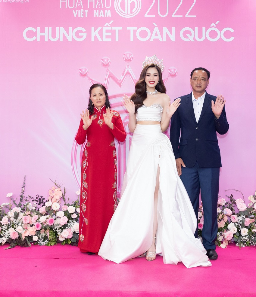 Dàn hoa, á hậu diện váy cắt xẻ dự chung kết Hoa hậu Việt Nam 2022-2