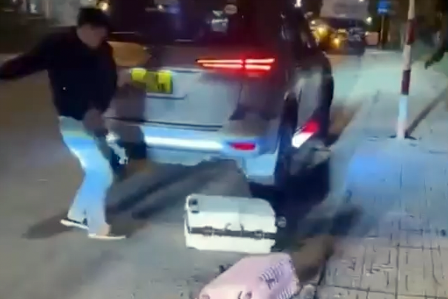 Đà Lạt lên tiếng vụ nữ du khách bị tài xế taxi văng tục, ném hành lý xuống đường-1