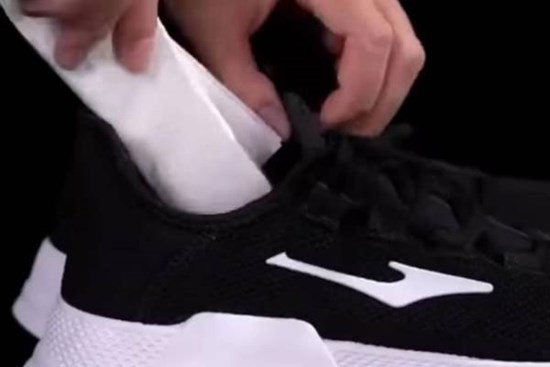 Chỉ với 1 giọt dầu gió, làm theo cách sau giày hết sạch mùi hôi