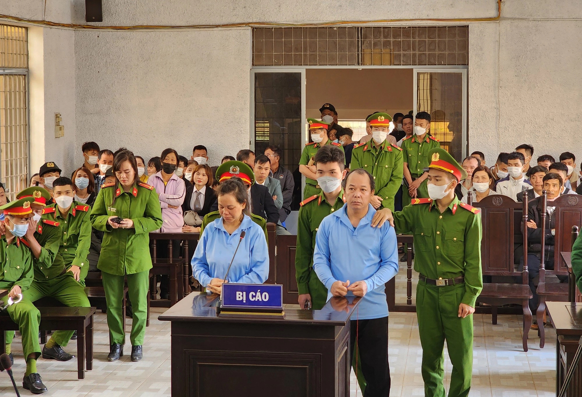 Người phụ nữ cùng tình nhân giết chồng liên tục bật khóc-1