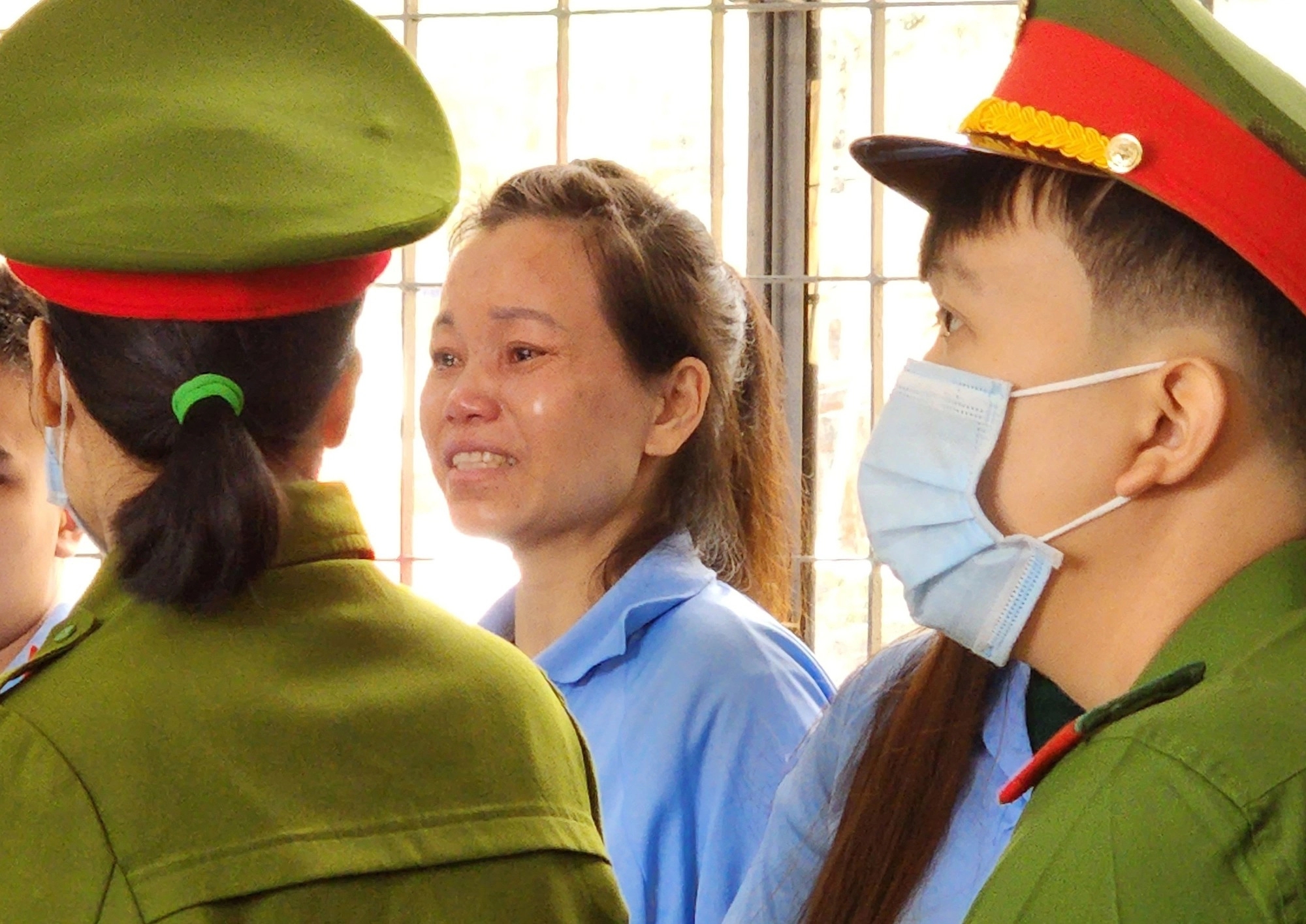 Người phụ nữ cùng tình nhân giết chồng liên tục bật khóc-2