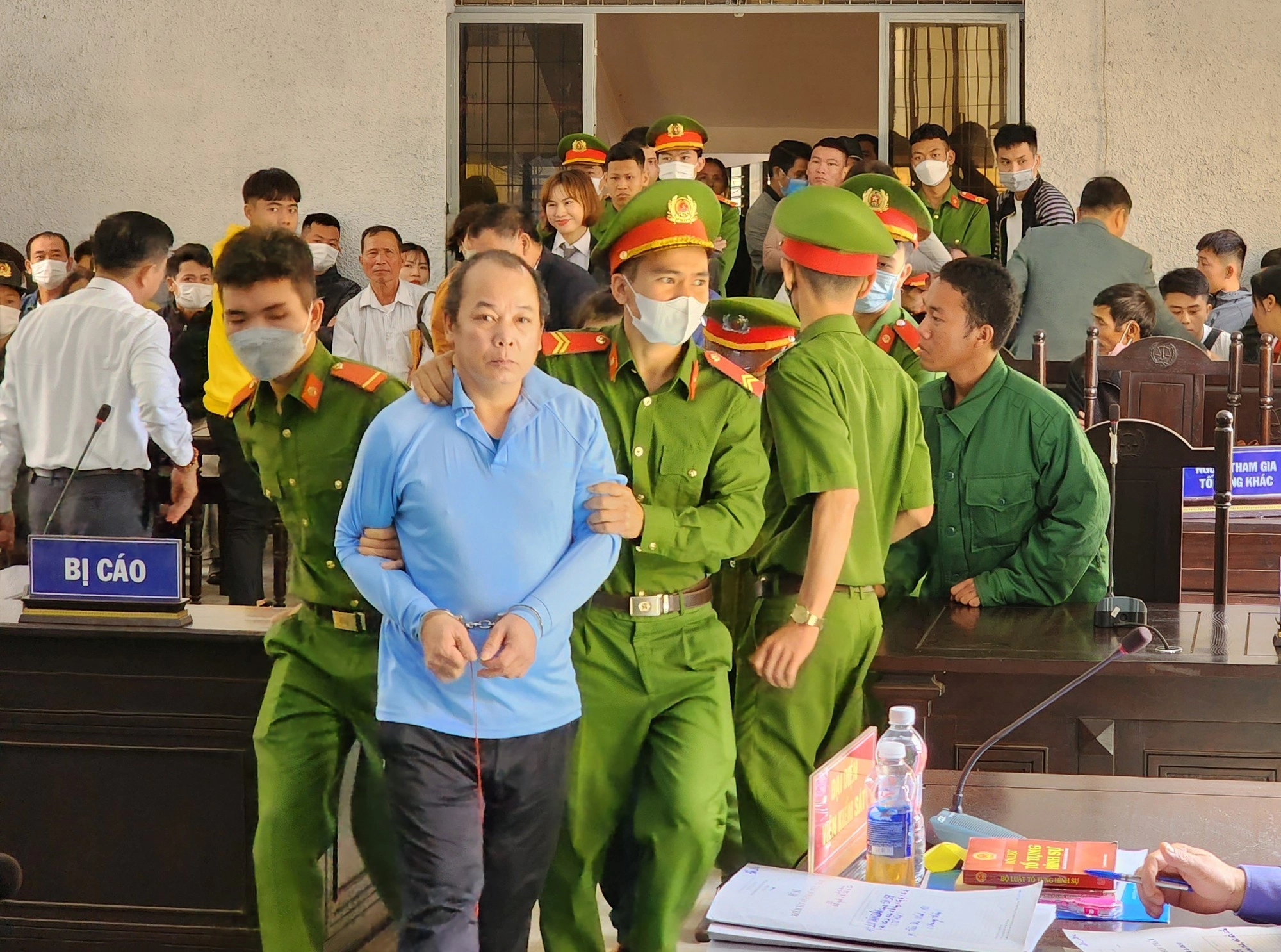 Người phụ nữ cùng tình nhân giết chồng liên tục bật khóc-3