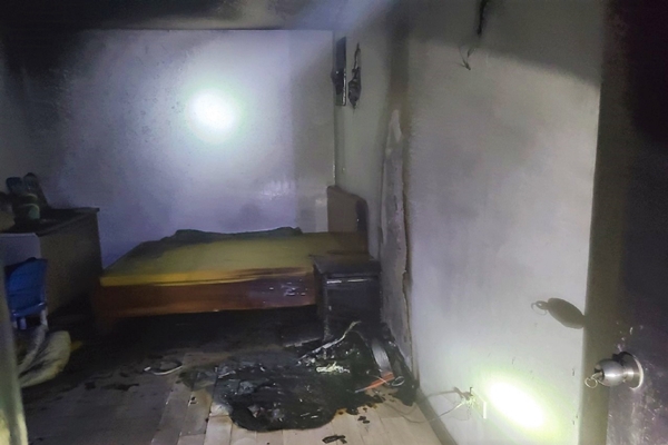 Giải cứu cháu bé 1 tuổi bị kẹt ngoài ban công chung cư-3