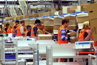 Công nhân Amazon: Làm việc đến 60 giờ một tuần, bị vắt kiệt sức lao động đến mức không có thời gian để tắm rửa