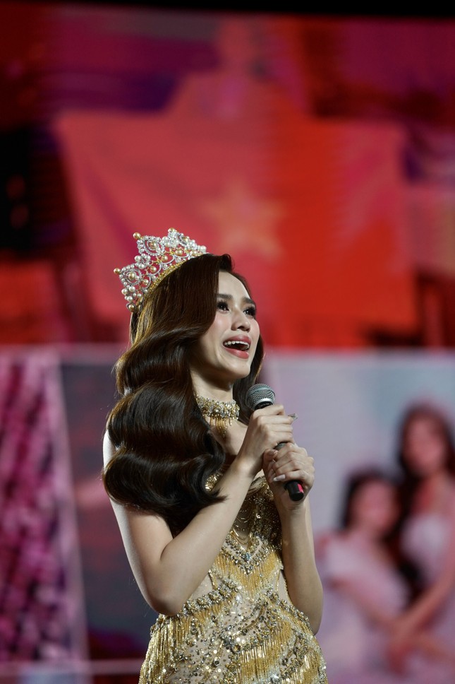 Đỗ Hà khóc không ngừng trong bài phát biểu kết thúc nhiệm kỳ-2