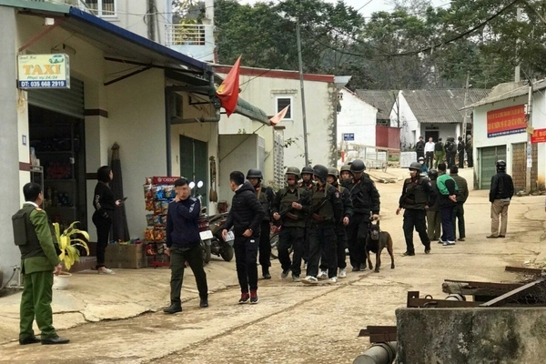 CLIP: Kẻ vận chuyển khối lượng lớn ma túy cướp xe máy, cầm súng chống trả công an-3