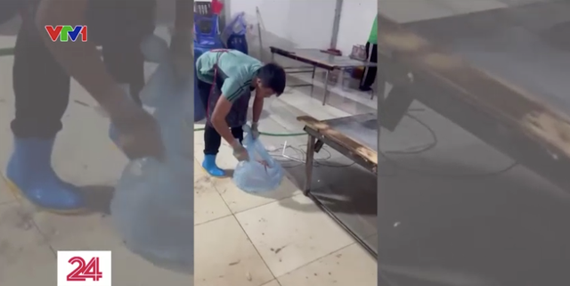 Chân gà bẩn bốc mùi đội lốt” hàng chất lượng tuồn ra thị trường-4