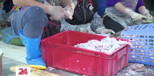 Chân gà bẩn bốc mùi đội lốt” hàng chất lượng tuồn ra thị trường-8