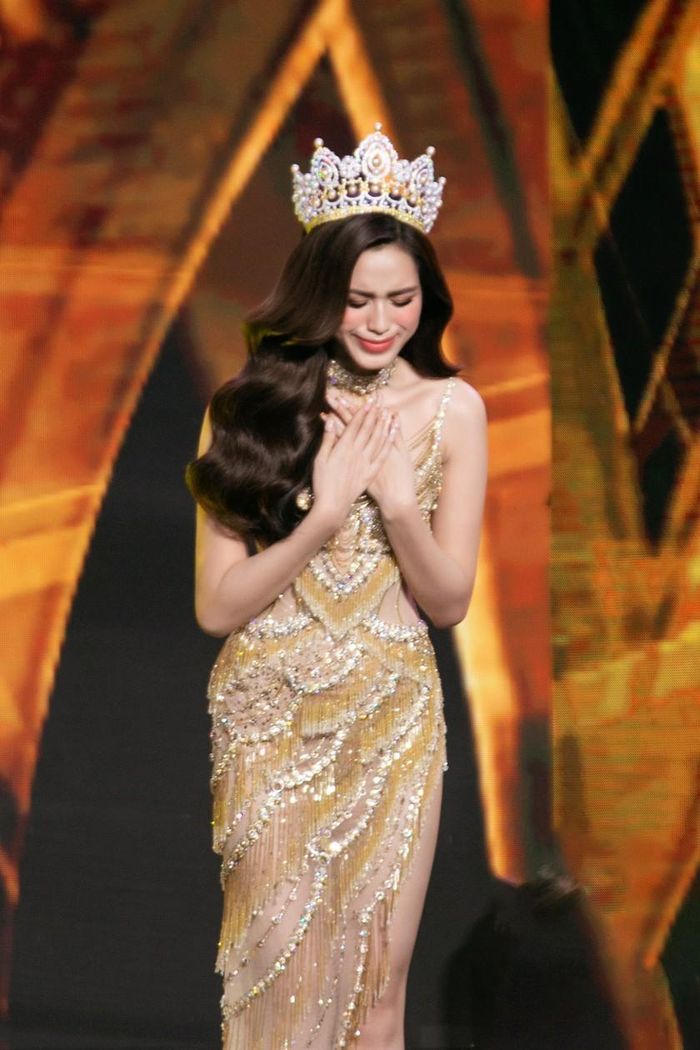 Ban tổ chức nói gì khi Hoa hậu Đỗ Thị Hà khóc nức nở trước thềm trao lại vương miện?-2