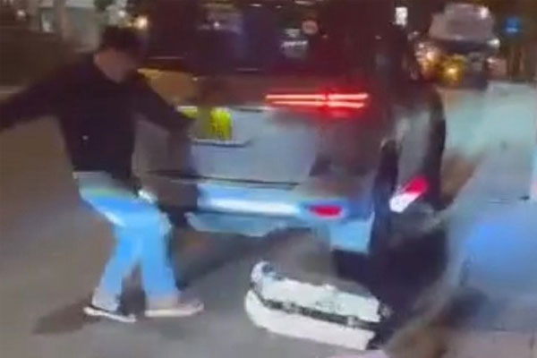 Tài xế nói gì khi văng tục, ném hành lý của hành khách xuống đường?-1