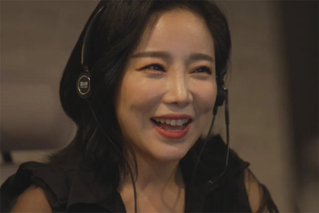 Đêm nào vợ cũng lén lút video call với mẹ vợ, một lần tôi đẩy cửa ra thì choáng váng-1