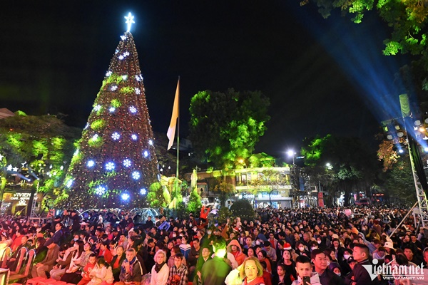 Phố đi bộ hồ Gươm, Nhà thờ Lớn đông nghẹt người vui chơi đêm Giáng sinh-6