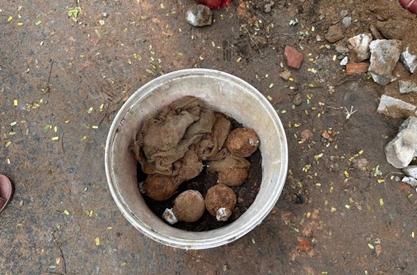 Tá hỏa phát hiện 10 quả lựu đạn dưới vỉa hè tại Đà Nẵng-2