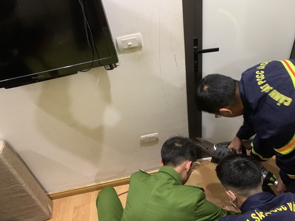 Giải cứu cháu bé 1 tuổi bị kẹt ngoài ban công chung cư-1