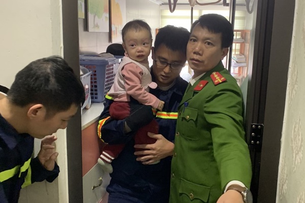 Giải cứu cháu bé 1 tuổi bị kẹt ngoài ban công chung cư-2