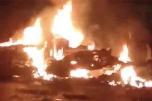 Xe khách bốc cháy dữ dội, hành khách tháo chạy thoát thân-3