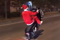 Clip đêm Giáng sinh, một số thanh niên mặc đồ ông già Noel bốc đầu cả xe máy lẫn xe đạp gây bức xúc