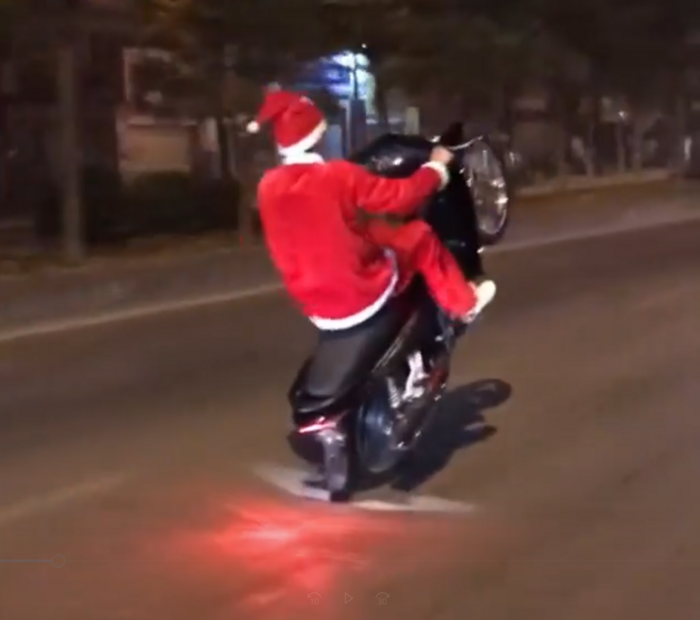 Clip đêm Giáng sinh, một số thanh niên mặc đồ ông già Noel bốc đầu cả xe máy lẫn xe đạp gây bức xúc-3