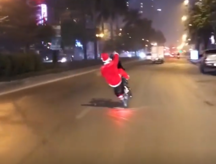 Clip đêm Giáng sinh, một số thanh niên mặc đồ ông già Noel bốc đầu cả xe máy lẫn xe đạp gây bức xúc-1
