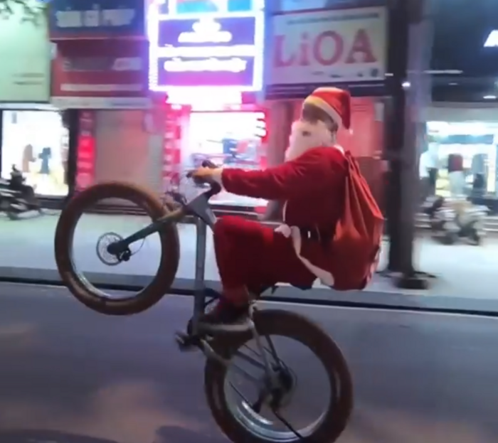 Clip đêm Giáng sinh, một số thanh niên mặc đồ ông già Noel bốc đầu cả xe máy lẫn xe đạp gây bức xúc-4