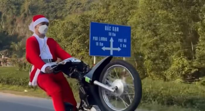 Clip đêm Giáng sinh, một số thanh niên mặc đồ ông già Noel bốc đầu cả xe máy lẫn xe đạp gây bức xúc-6