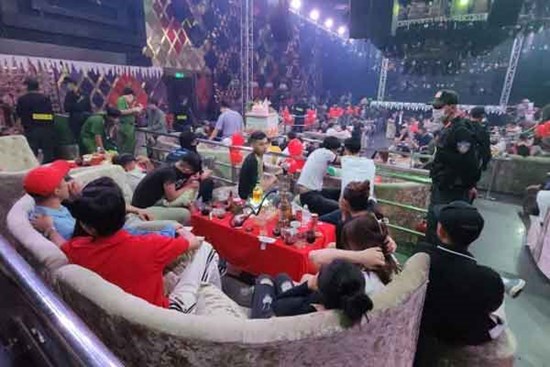 Tạm giữ 139 người phê ma túy tại quán bar trong đêm Noel