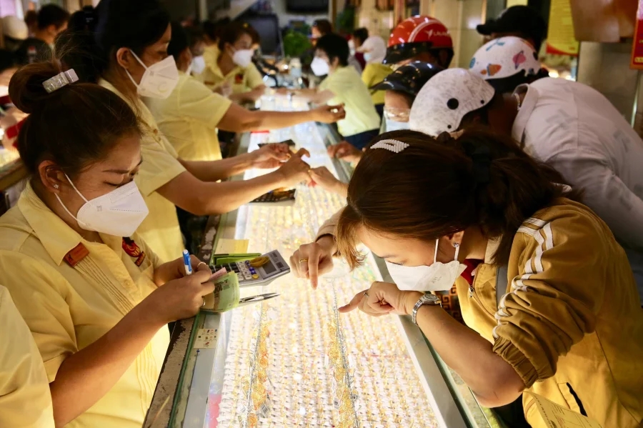 Nhân viên giao dịch: Dù giàu đến đâu khi mua vàng hãy nhớ 3 nên, 3 không để mua được vàng chất lượng nhất-1