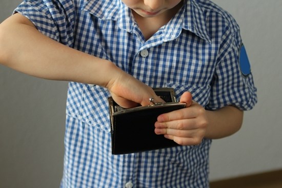 Con trai lấy trộm tiền của bà và cách xử lý khiến ai cũng phải khen ngợi của mẹ