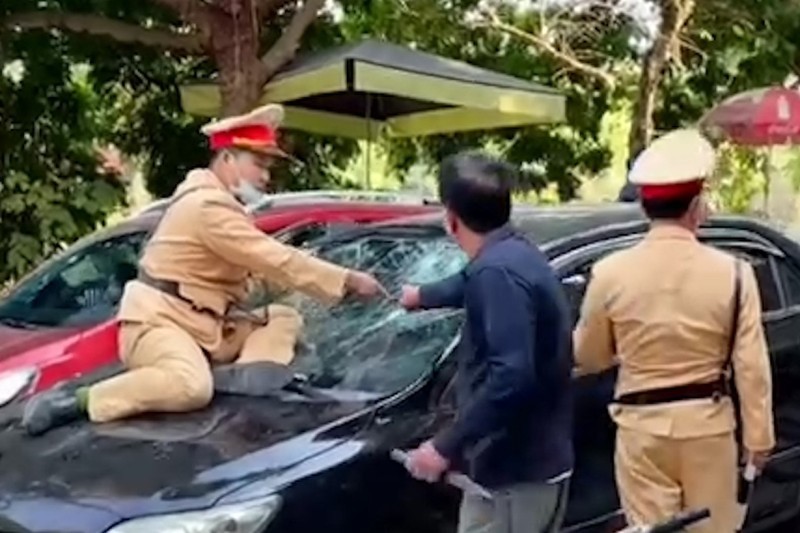 Tạm giữ hình sự PGĐ Trung tâm Giáo dục thường xuyên hất CSGT lên nắp ca pô rồi bỏ chạy-2