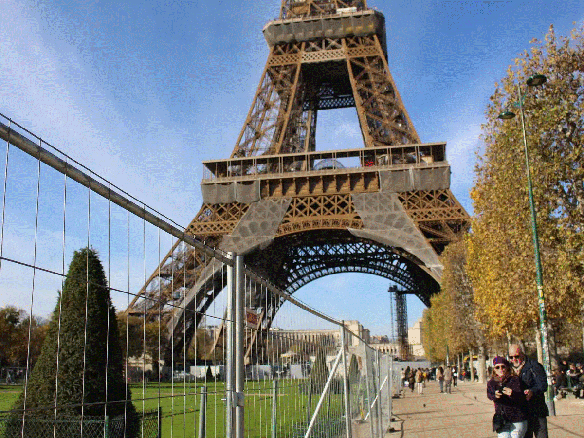 Đến Paris xem tháp Eiffel, cô gái nhận ra không bao giờ nên tin ...