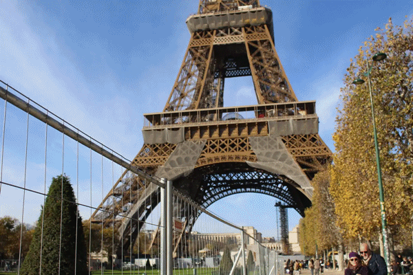 Cứ mong đến Paris xem tháp Eiffel, cô gái nhận ra không bao giờ nên tin ảnh sống ảo