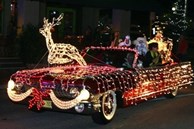 Ông già Noel lái Cadillac đi phát quà cho trẻ em