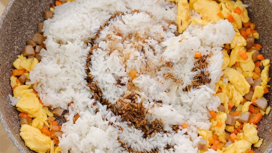 Cơm chiên rong biển nóng hổi cho bữa sáng-4