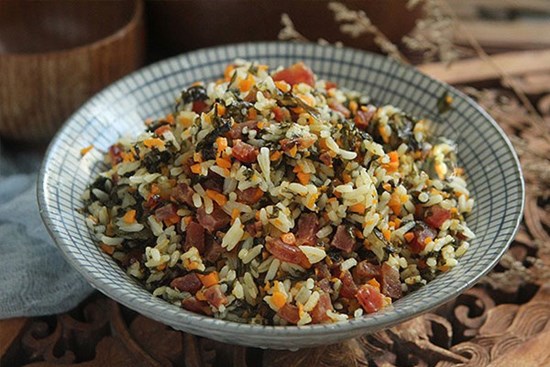 Cơm chiên rong biển nóng hổi cho bữa sáng