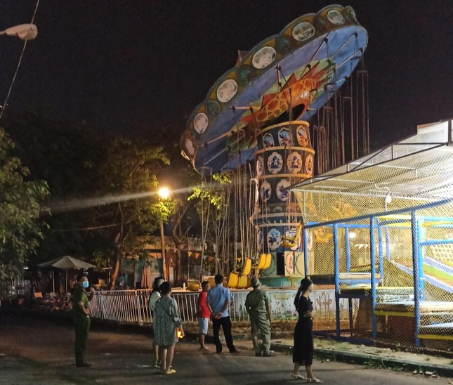 Đu quay ở Thủ Đức bất ngờ bị nghiêng, nhiều em nhỏ hoảng sợ-1