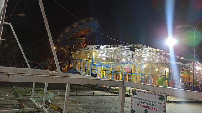 Đu quay ở Thủ Đức bất ngờ bị nghiêng, nhiều em nhỏ hoảng sợ-3
