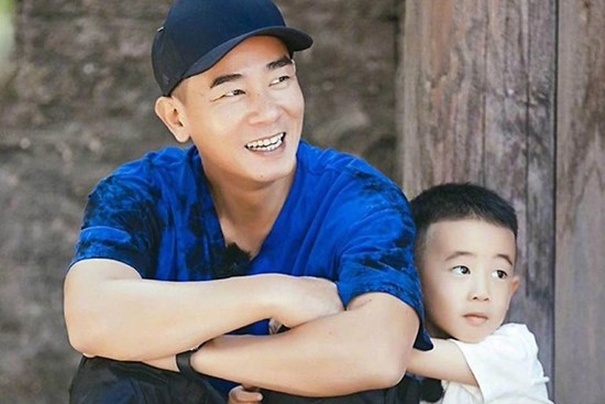 Yêu cầu con viết bài văn nói về tình yêu của người cha, đứa trẻ trả lời 1 câu khiến ông bố bàng hoàng