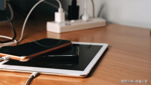 Khi sạc điện thoại nên cắm máy trước hay nguồn trước? Rất nhiều người làm sai, không có gì ngạc nhiên khi pin nhanh hết-1