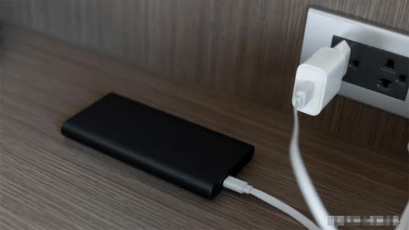 Khi sạc điện thoại nên cắm máy trước hay nguồn trước? Rất nhiều người làm sai, không có gì ngạc nhiên khi pin nhanh hết-4