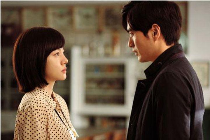 Gặp chồng cũ đưa vợ mới đi sinh, anh gào khóc van xin một điều làm tôi sững người-2
