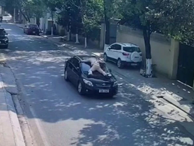 Tạm giữ hình sự Phó giám đốc trung tâm giáo dục thường xuyên hất CSGT lên nắp capo-1