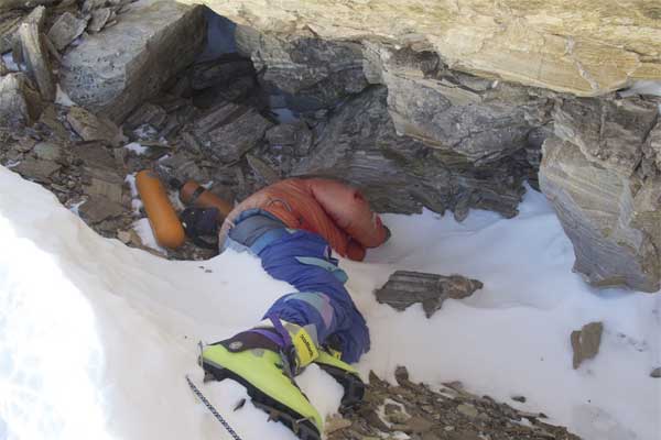 Nhiều thi thể vẫn nằm lại Everest-1